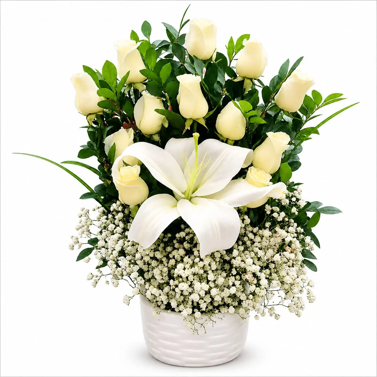 florero blanco con arreglo floral para regalo elegante delivery de flores en Lima